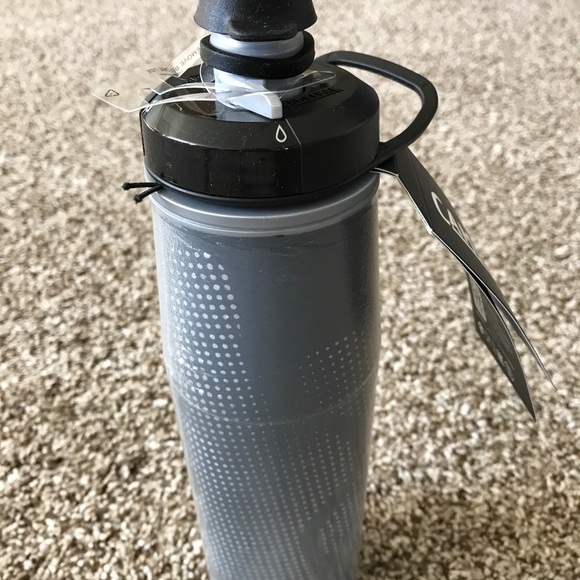 CamelBak Peak Fitness Chill Insulated Water Bottle 24 Oz Black/silver - Picture 5 of 5